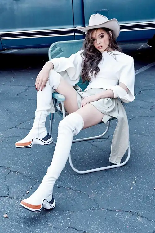 Hailee with Bazaar 2018!