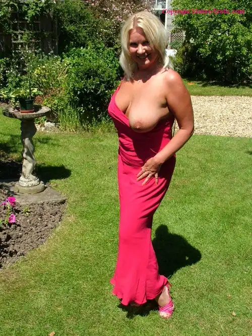 Scenes from AltBoobWorld : A glamorous guest at the garden party