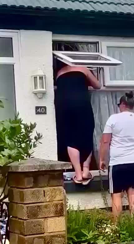 Meanwhile, in England… "Well I gotta do it ain't I, is anyone watching?" 😂