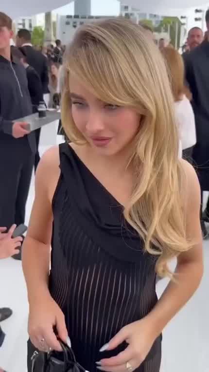 Showing off her tiny handbag 9/28/2023