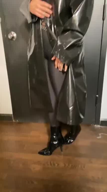 Showing off her outfit backstage | TikTok March 2022