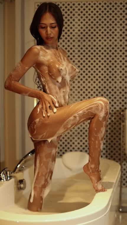 Wanna help me soap my back ? 💦🧼