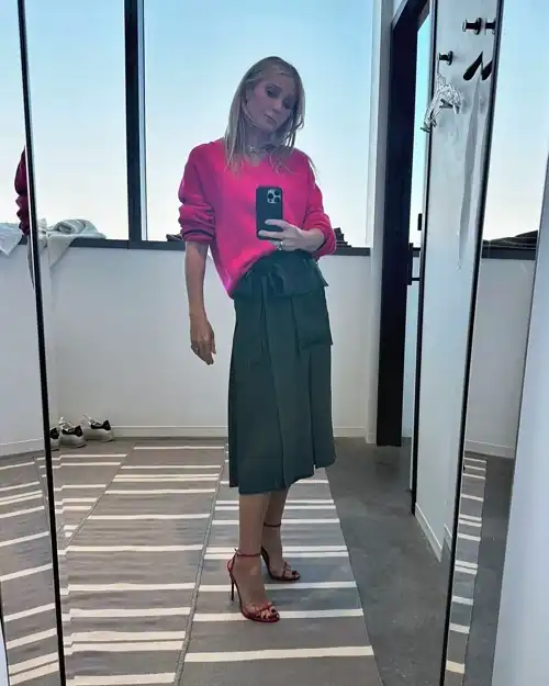 Gwyneth sexy feet selfie- 2023