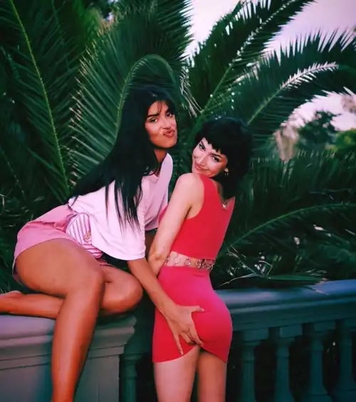 getting her ass grabbed 🥵😍