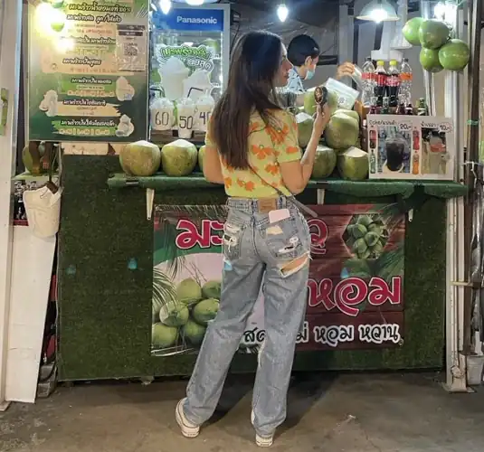 i wanna use her butt as a pillow lol