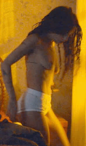 Zoe Kravitz nude tits