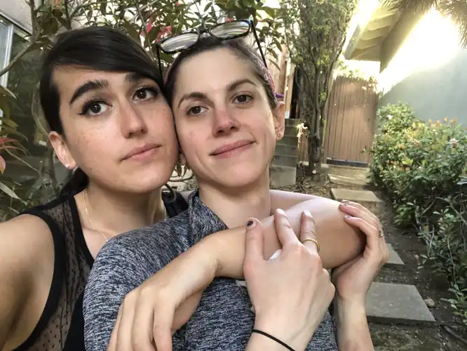 Do you guys wanna see some lesbians?!? ❤️🧡🤍💖💜