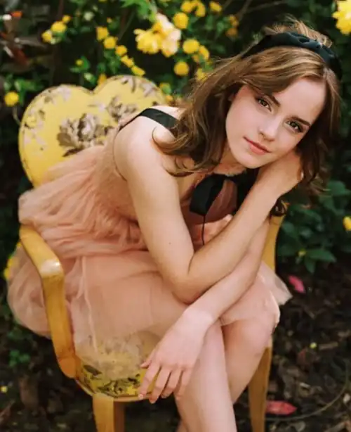 Need to worship Emma with somebody, HMU!