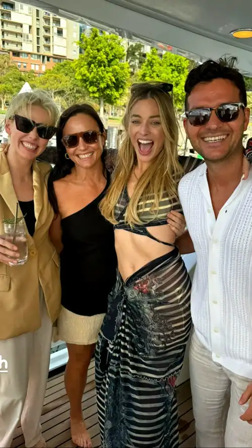 Margot with her friends in Sydney, Australia. (2023)