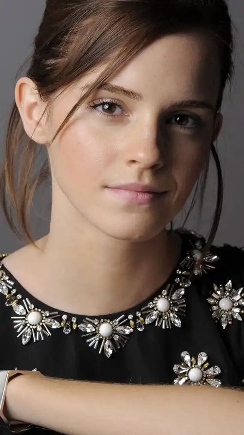 Anyone wanna RP/catfish as Emma? I have plots ready! Contact me