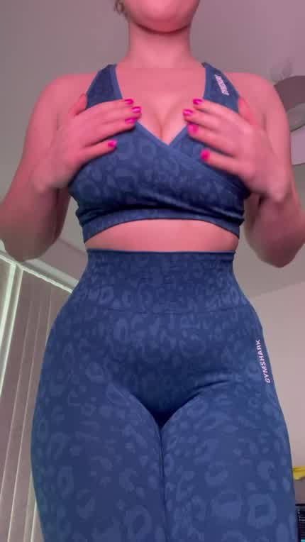 I love to match the colour of my butt plug to my workout clothes 💙