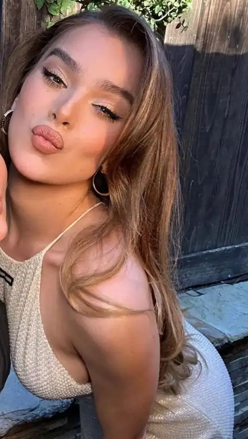Hailee milk f**k figure 👀🤤💦