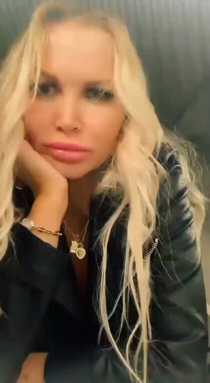 Pams loook-a-Like