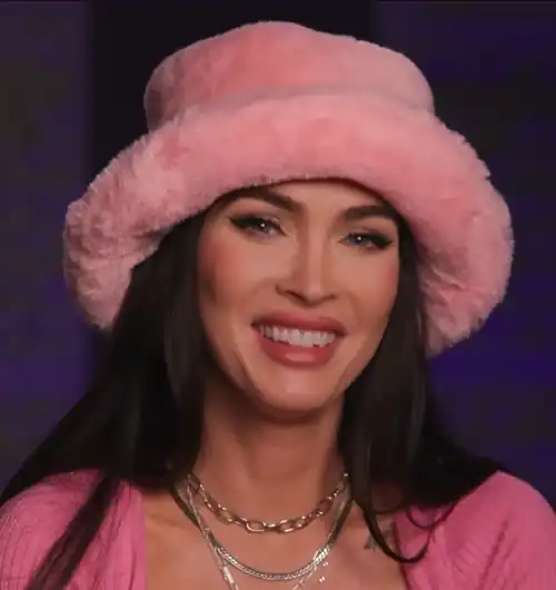 any DESI small dick buds from UK obsessed with celebs like Megan and want to worship them together?