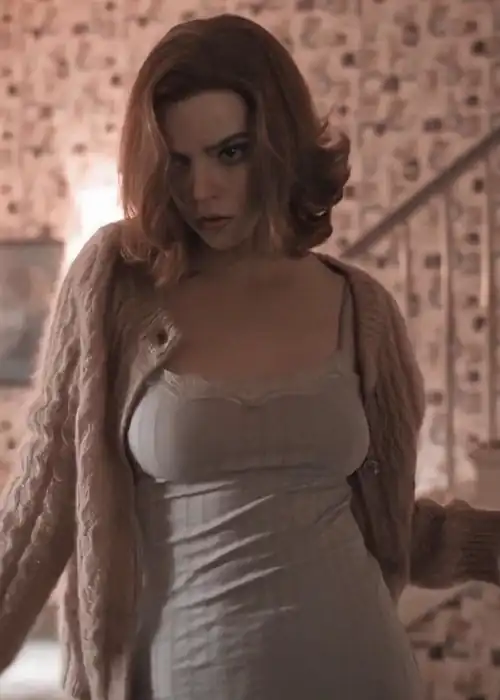 Anya looked so hot here. I’d fuck the shit out of her on the couch
