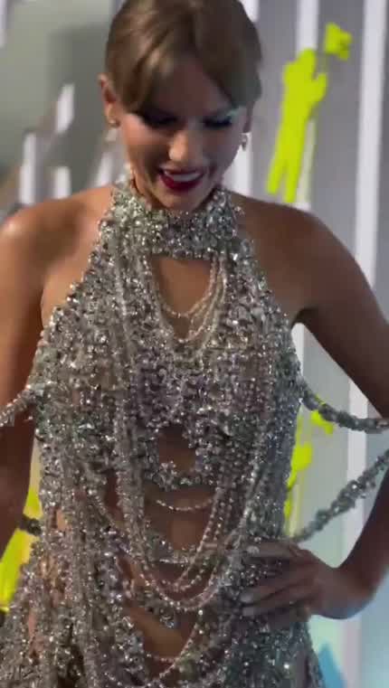 I’m so hard rn ! Absolutely beautiful and hot