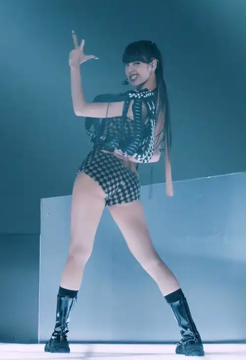 Who wants to fuck her like a rockstar?😩 