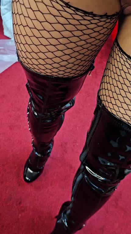 I found out the guy I was going to fuck had a latex fetish, this is how I was when he arrived