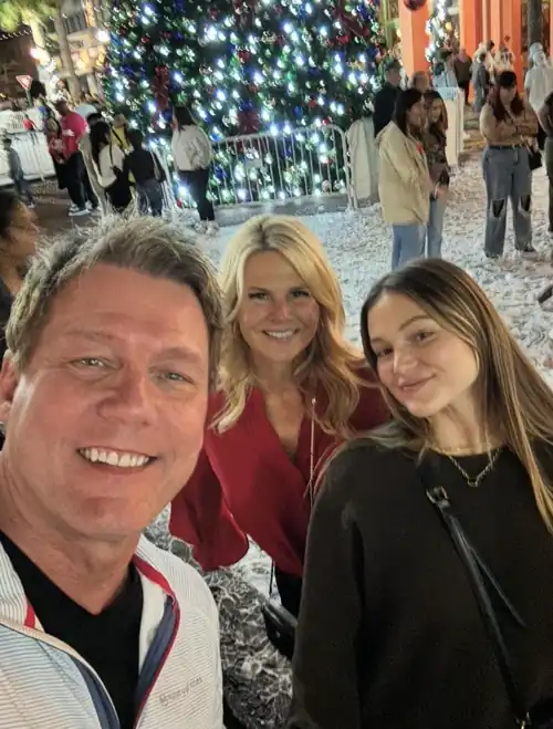 Selfie with her parents December 2023