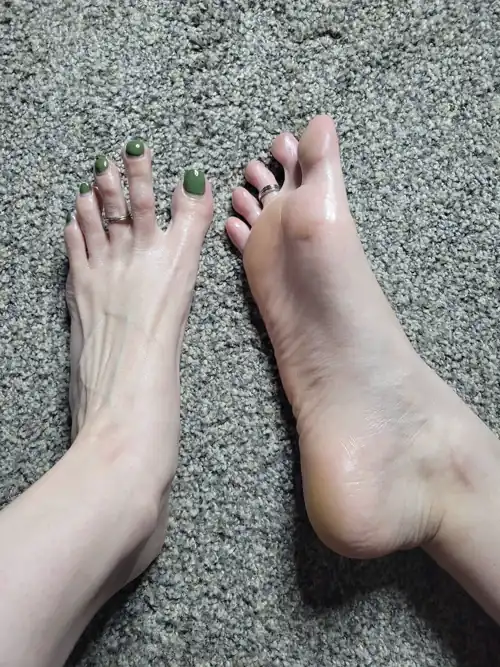 Perfect view of both the top and the soles. ✨️🥵