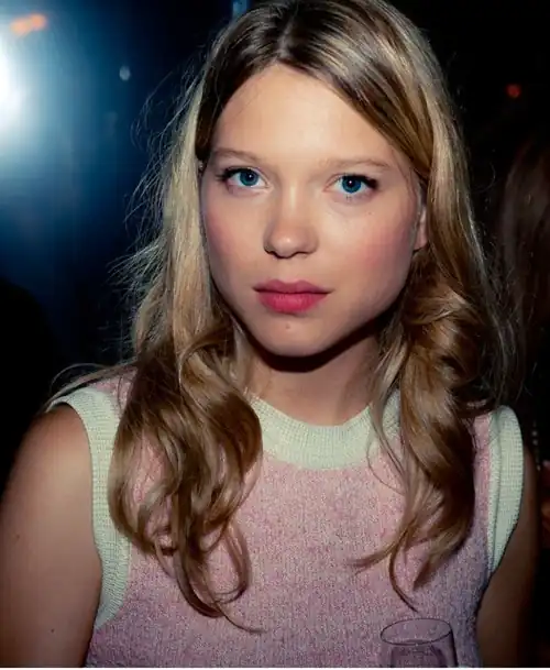 Young Lea in Pink