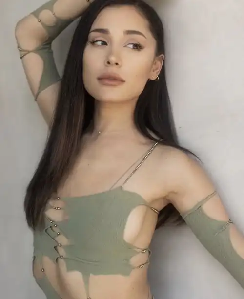 Amazing face lips and side boob 🥵