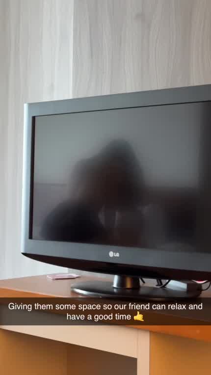 I was giving our new third some space so he could get out of his head and I think it worked!!! I got this view from the TV's reflection and gave it to him as a memory afterwards 🤙. He was speechless and my wife loved it too 😉