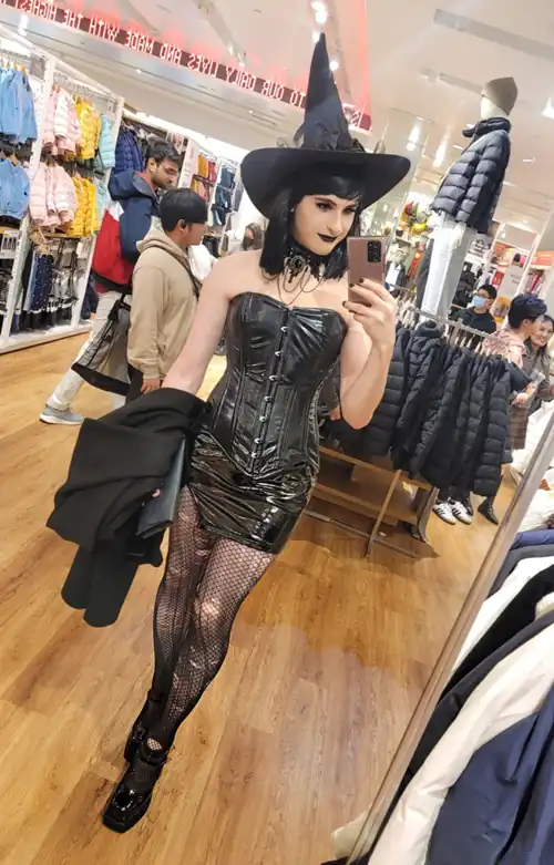 Don't mind me... just your average girl shopping at the mall.