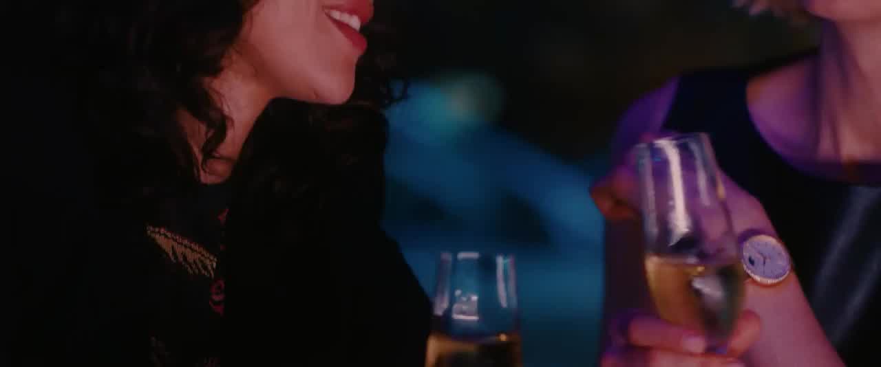 Kissing Eiza Gonzalez in "I Care a Lot (2021)"