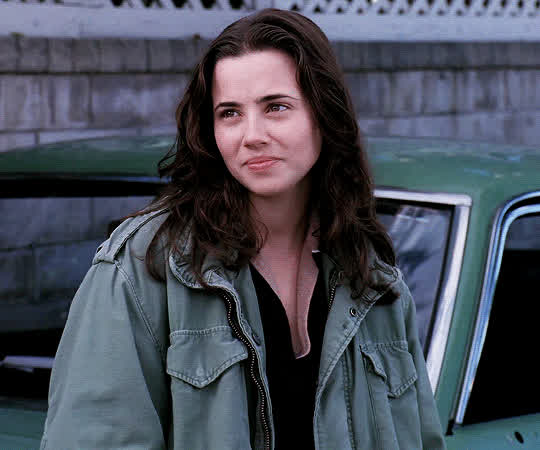 Linda Cardellini in Freaks and Geeks
