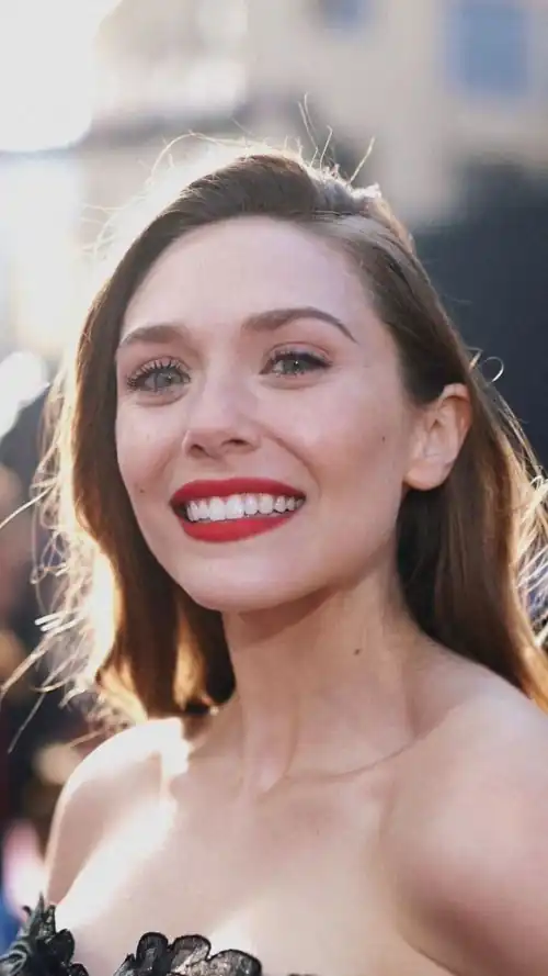 Goddess Elizabeth Olsen 😩