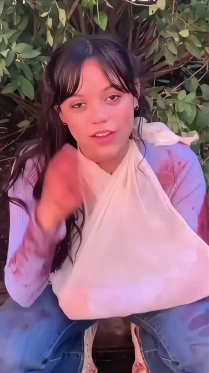 Can't help but blush every I see that smile in this video ☺️💖