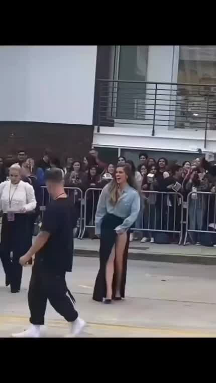 Holy fuck her legs are so sexy
