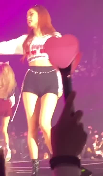 Jisoo camel toe 