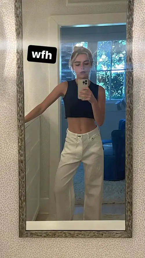 Low rise jeans and a crop top are the perfect outfit on her