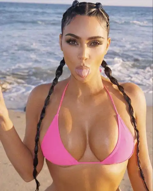 Any buds here that wanna get filthy and make me cum to kim and her sisters ?