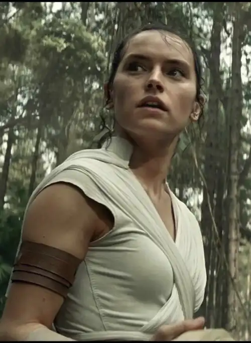 I would absolutely love to bring a bud over to watch Rise of Skywalker and jerk each other’s cocks off whenever Rey’s on screen 