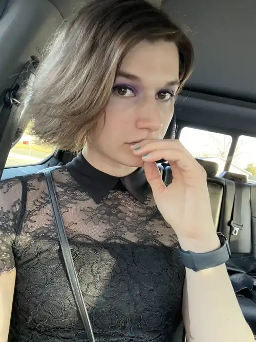 Not sure what my hands doing but I still like it 🖤