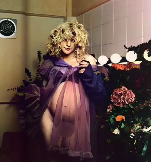 Courtney Love pregnant.