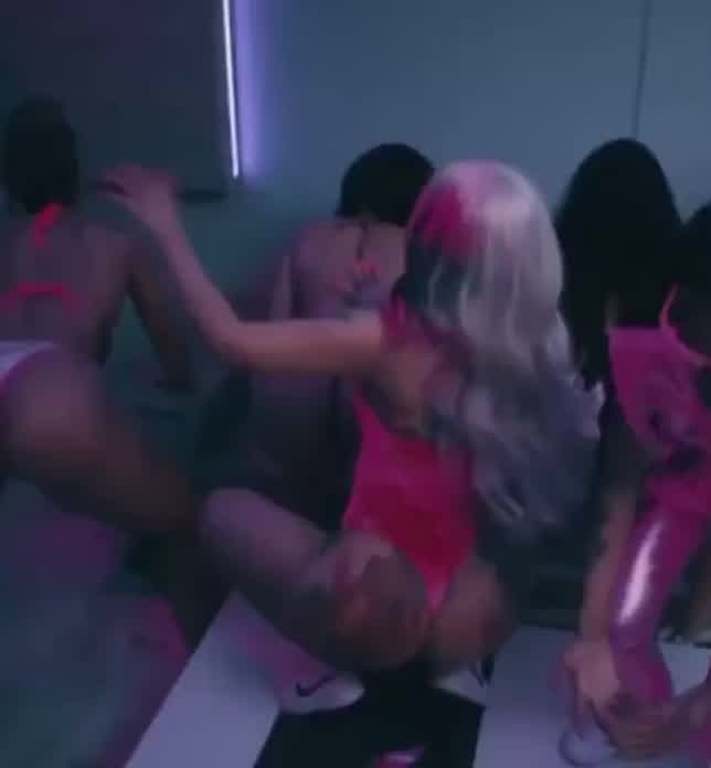 Need to bust a big fat nut to this one 💦💦🍑🍑