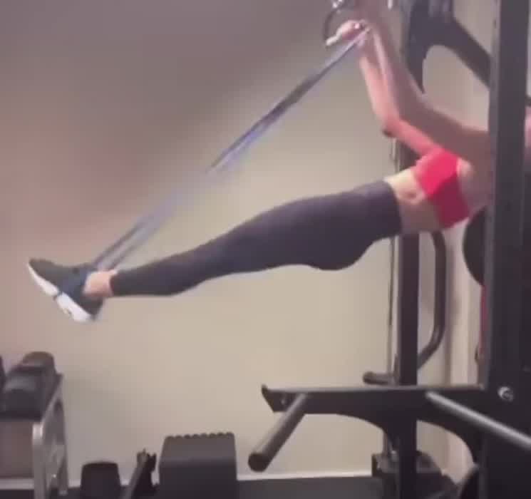 Imagine her sitting on your face after a long sweaty workout like this😩
