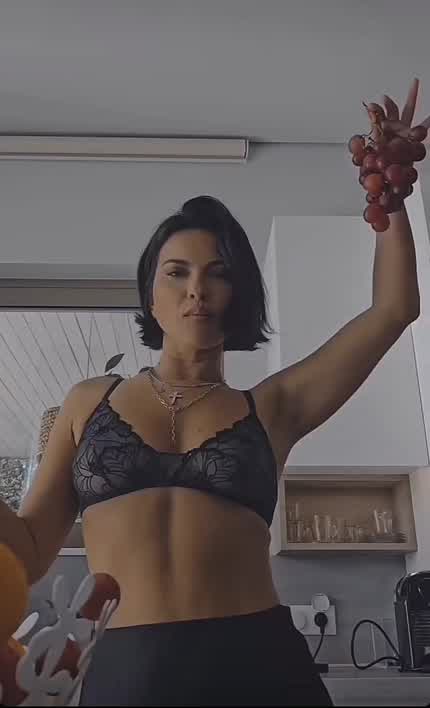 Inna and fruits 🩶