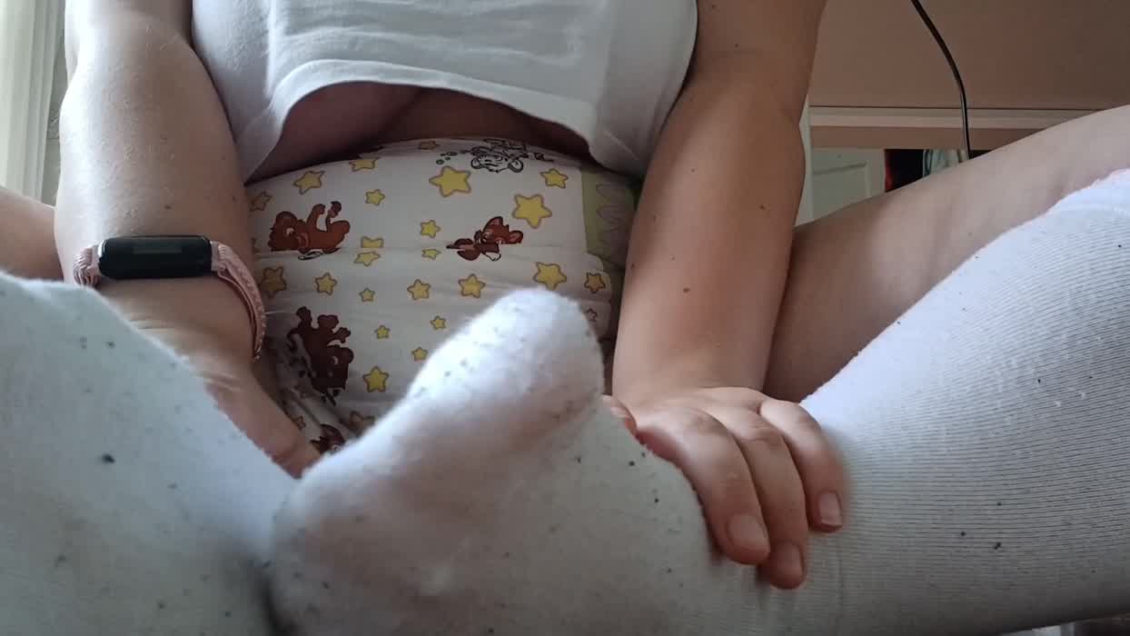 Soaking up a diaper in a croptop. My first video here, hope you enjoy <3