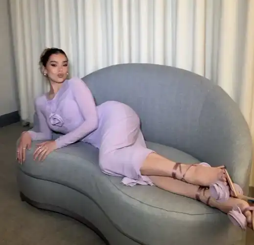 Love her legs and lips😍