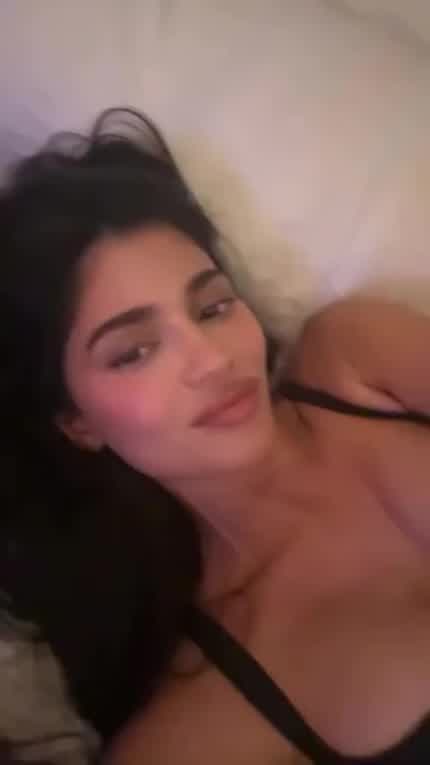 Night Time with Kylie Jenner 🖤