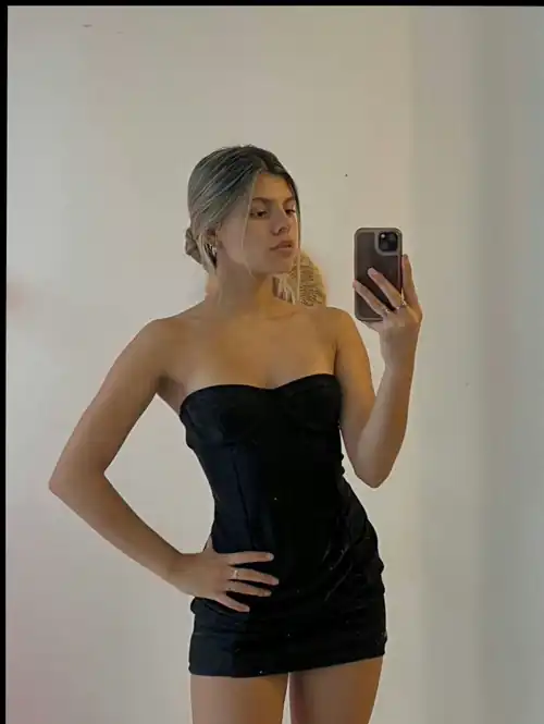 Kinda wanna wear this top to school but feels like it doesn't fit the dress code