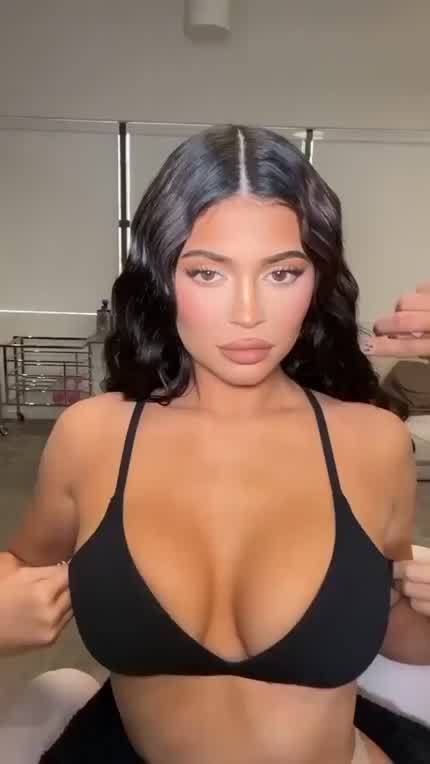 Kylie Jenner Jiggles 
