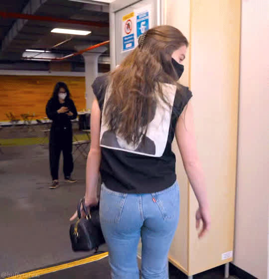 Hailee Steinfeld ass in jeans 🥵