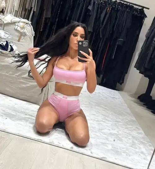 Anyone who wants to jerk off and worship kim k together DM me ❤️