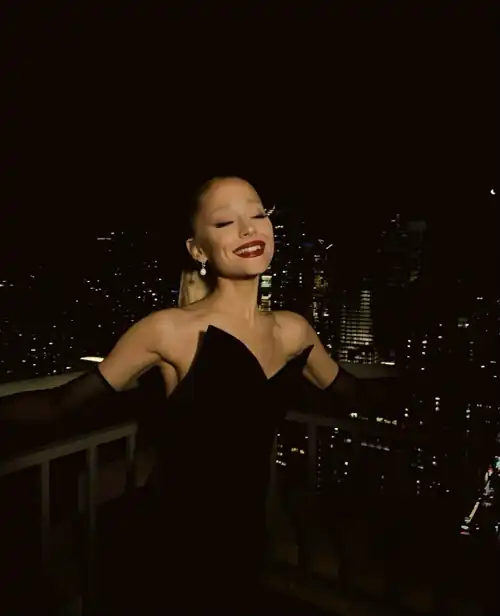 Stunning Outdoor pic of black dress work in NYC 11/2023